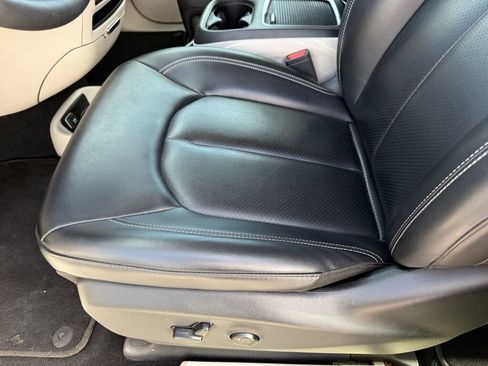 Used 2024 Chrysler Pacifica Touring-L FWD image 23