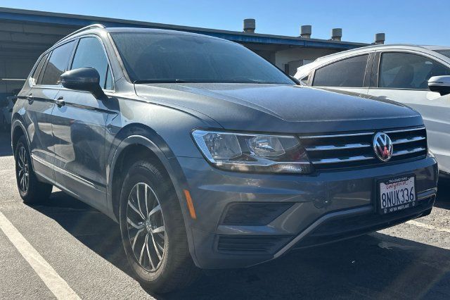 Used 2020 Volkswagen Tiguan SE w/ Panoramic Sunroof Package FWD image 2