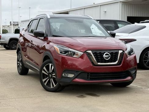 Used 2019 Nissan Kicks SR w/ SR Premium Package FWD image 2