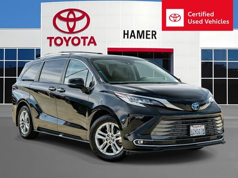 Certified 2022 Toyota Sienna Limited FWD image 1