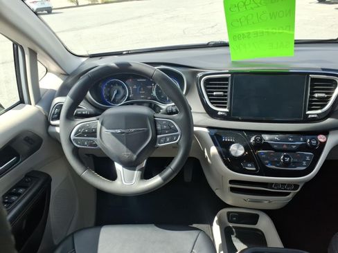 Used 2024 Chrysler Pacifica Touring-L FWD image 9
