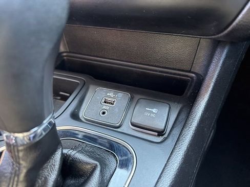 Used 2019 Jeep Cherokee Limited FWD image 29