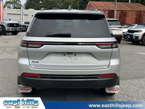 Used 2023 Jeep Grand Cherokee Altitude AWD/4WD image 11