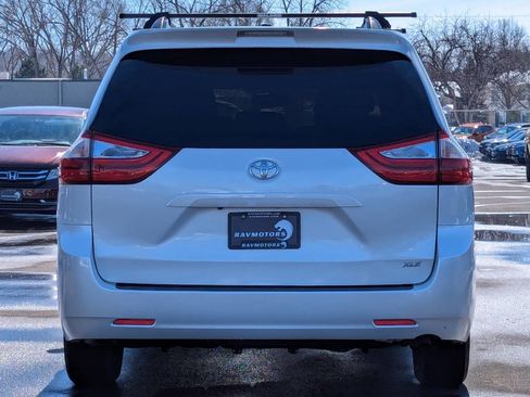 Used 2017 Toyota Sienna XLE image 10