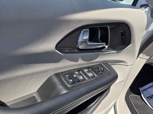 Used 2023 Chrysler Pacifica Touring-L FWD image 42