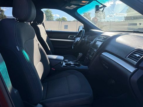 Used 2016 Ford Explorer XLT w/ Equipment Group 201A AWD/4WD image 18