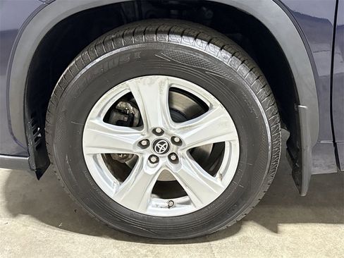 Used 2023 Toyota Highlander LE image 26