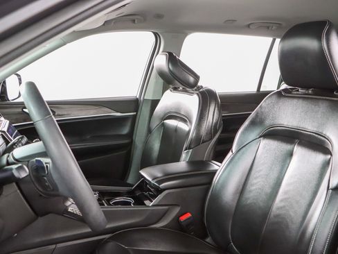 Used 2023 Jeep Grand Cherokee L Limited image 23