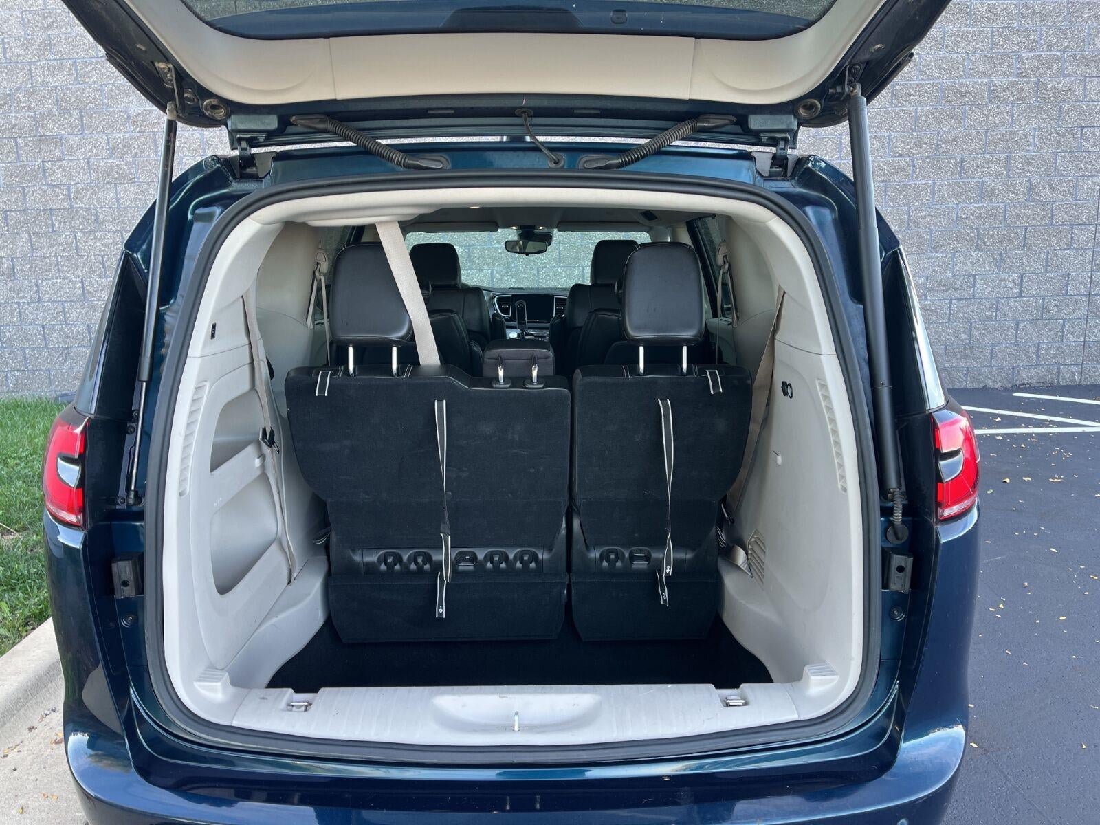 Used 2024 Chrysler Pacifica Touring-L FWD image 9