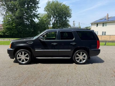 Used 2011 Cadillac Escalade Luxury AWD/4WD image 4