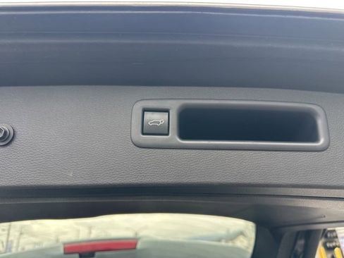 Used 2023 Toyota Highlander L image 17