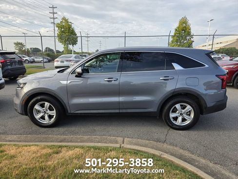 Used 2023 Kia Sorento LX FWD image 2