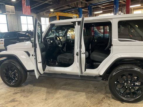 Used 2025 Jeep Wrangler Unlimited Sahara image 29