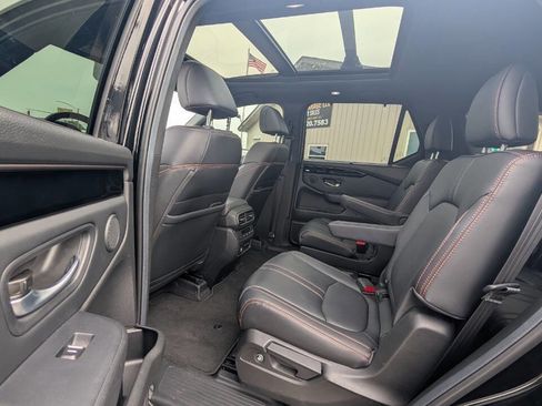 Used 2025 Honda Pilot TrailSport image 29