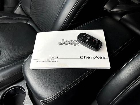 Used 2019 Jeep Cherokee Limited AWD/4WD image 39