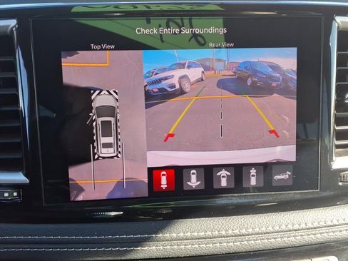 Used 2021 Chrysler Pacifica Touring-L image 9