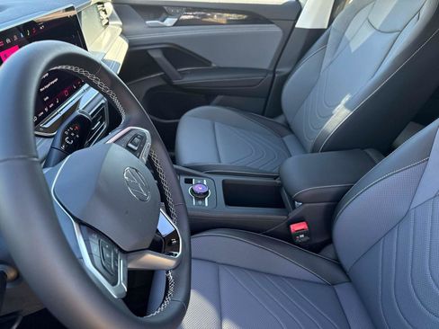 New 2025 Volkswagen Tiguan SE image 20