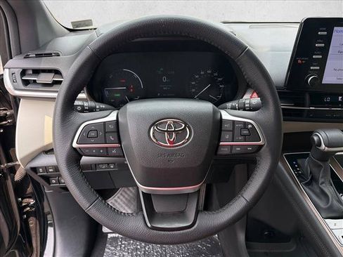 Used 2024 Toyota Sienna XLE AWD/4WD image 14