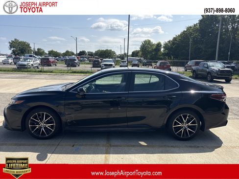 Used 2023 Toyota Camry SE FWD image 1
