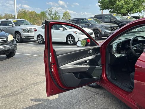 Used 2024 Hyundai Elantra Blue image 11