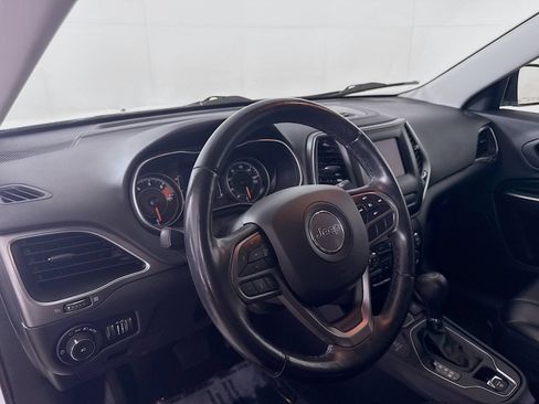 Used 2020 Jeep Cherokee Latitude Plus w/ Cold Weather Group AWD/4WD image 4