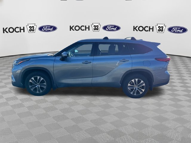 Used 2021 Toyota Highlander XLE AWD/4WD image 4