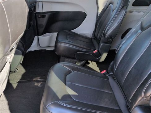 Used 2023 Chrysler Pacifica Touring-L image 25