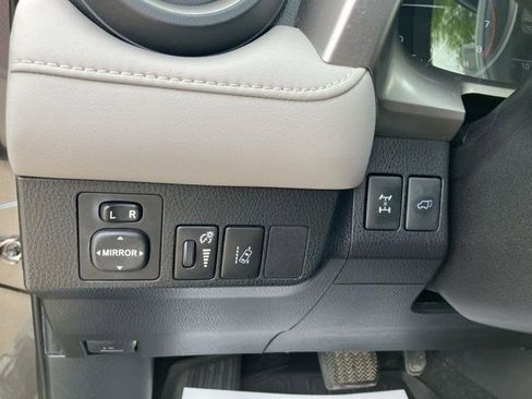 Used 2018 Toyota RAV4 XLE AWD/4WD image 15