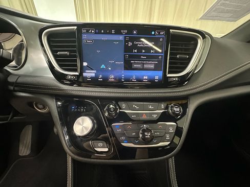 Used 2026 Chrysler Pacifica Limited w/ S Appearance Package FWD image 24