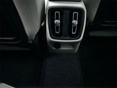 Used 2025 Volvo XC40 B5 Ultra image 21