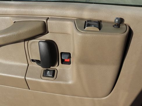 Used 2007 Chevrolet Express 1500 w/ Preferred Equipment Group image 12