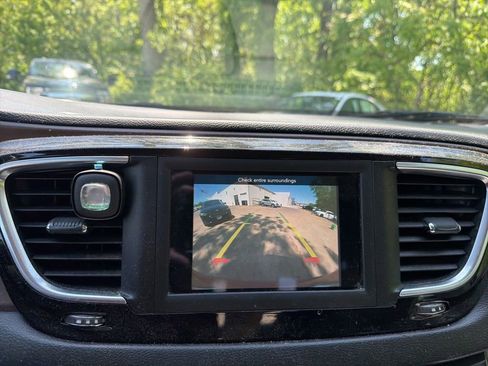 Used 2019 Chrysler Pacifica Touring-L FWD image 23