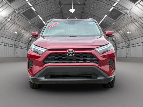 Used 2022 Toyota RAV4 XLE w/ Convenience Package FWD image 2