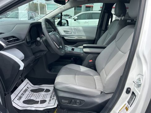 Used 2025 Toyota Sienna XLE image 2