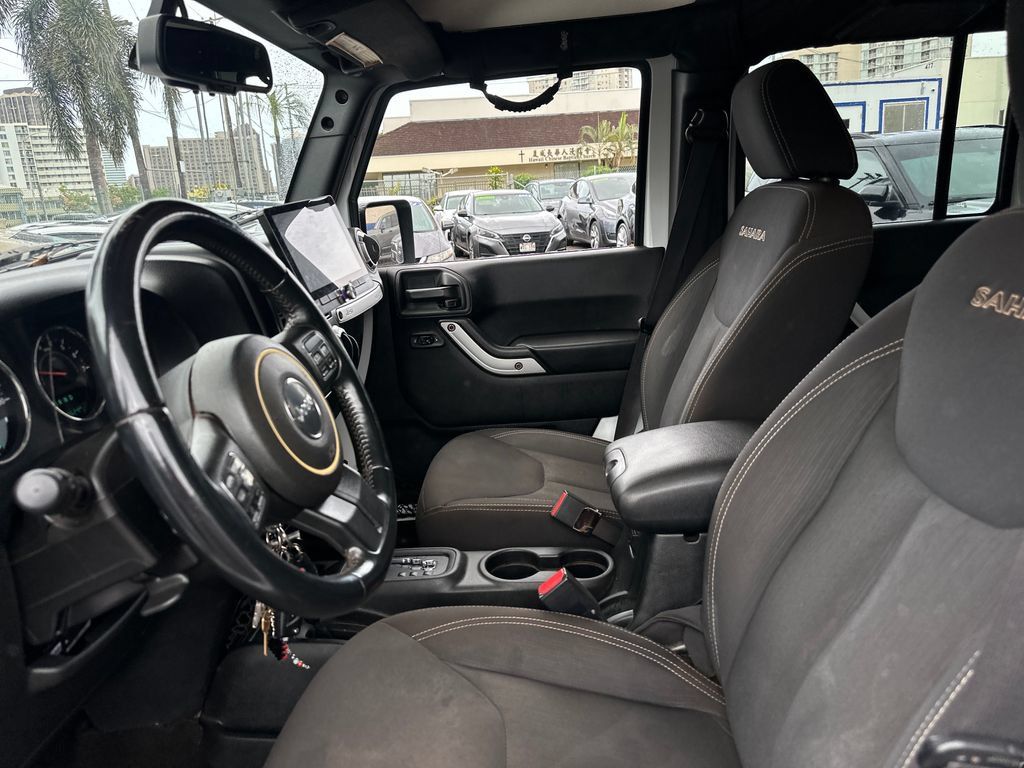 Used 2017 Jeep Wrangler Unlimited Sahara w/ Connectivity Group AWD/4WD image 13