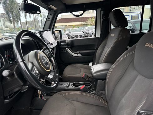 Used 2017 Jeep Wrangler Unlimited Sahara w/ Connectivity Group AWD/4WD image 13