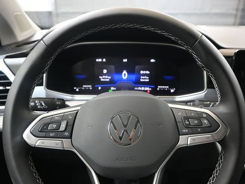 Used 2025 Volkswagen Taos SE image 18