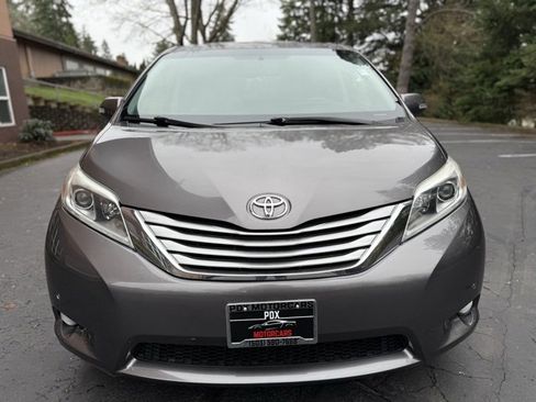 Used 2017 Toyota Sienna Limited image 2