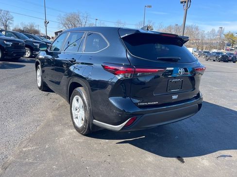 Used 2024 Toyota Highlander LE image 3