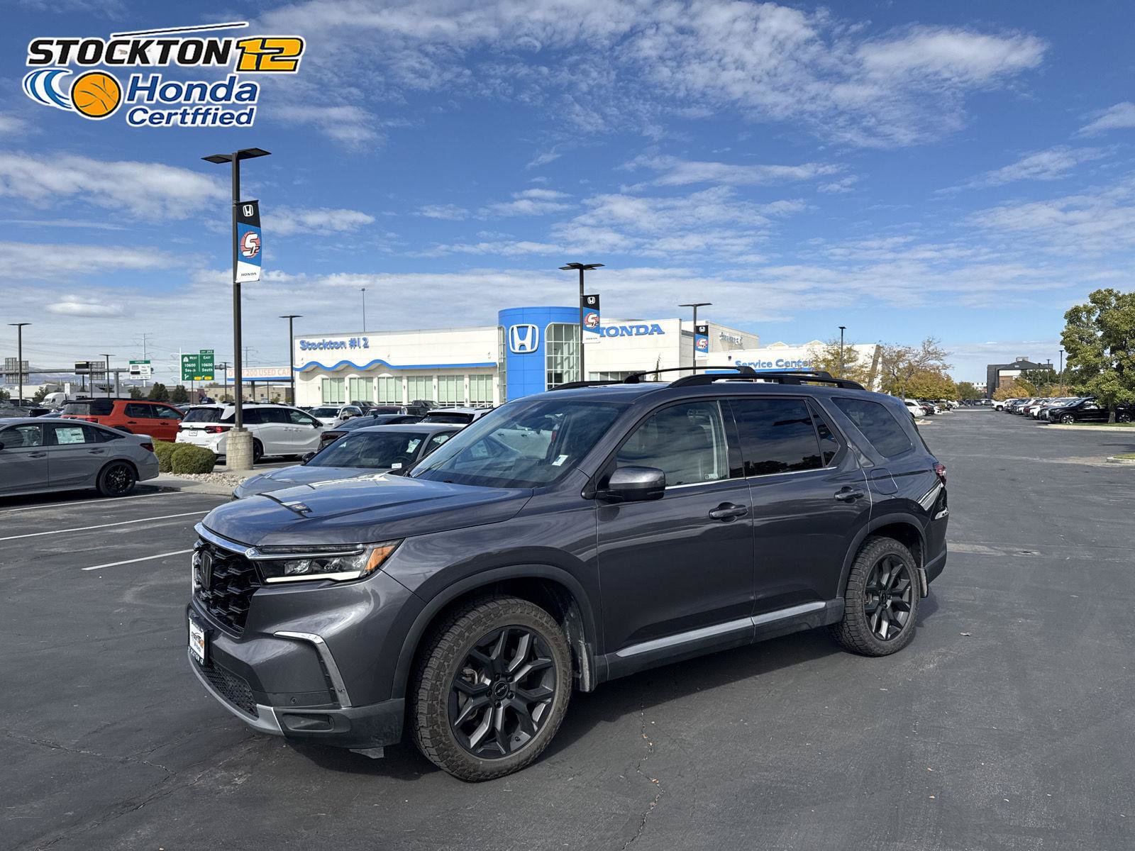 Used 2024 Honda Pilot Touring image 1
