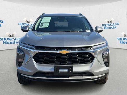 Used 2025 Chevrolet Trax LT w/ LT Convenience Package image 6