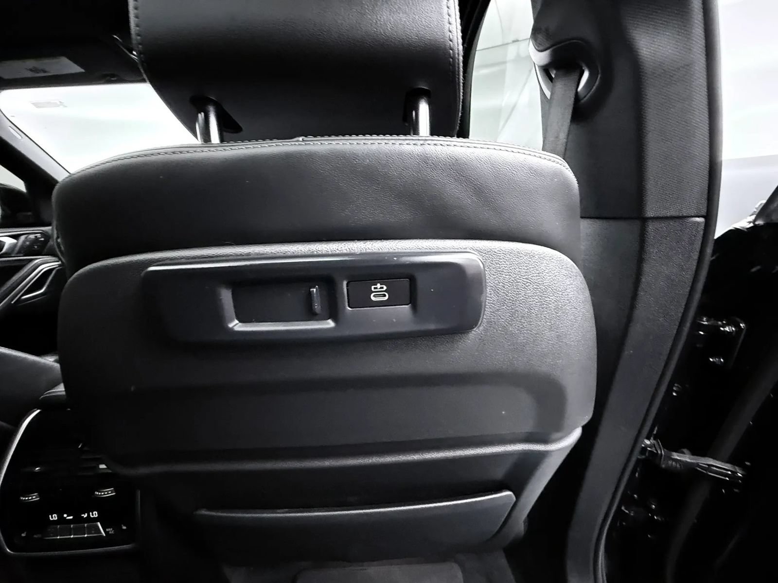 Used 2023 BMW X6 xDrive40i w/ M Sport Package AWD/4WD image 26