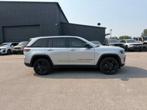 Used 2023 Jeep Grand Cherokee Altitude AWD/4WD image 8