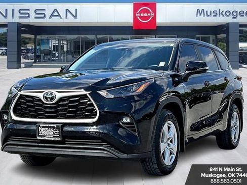 Used 2024 Toyota Highlander LE image 3