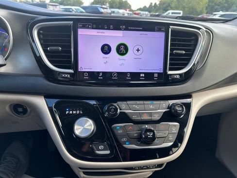 Used 2023 Chrysler Pacifica Touring-L FWD image 23