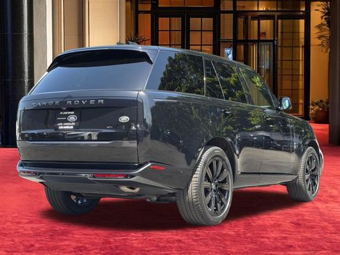 Used 2023 Land Rover Range Rover SE image 8