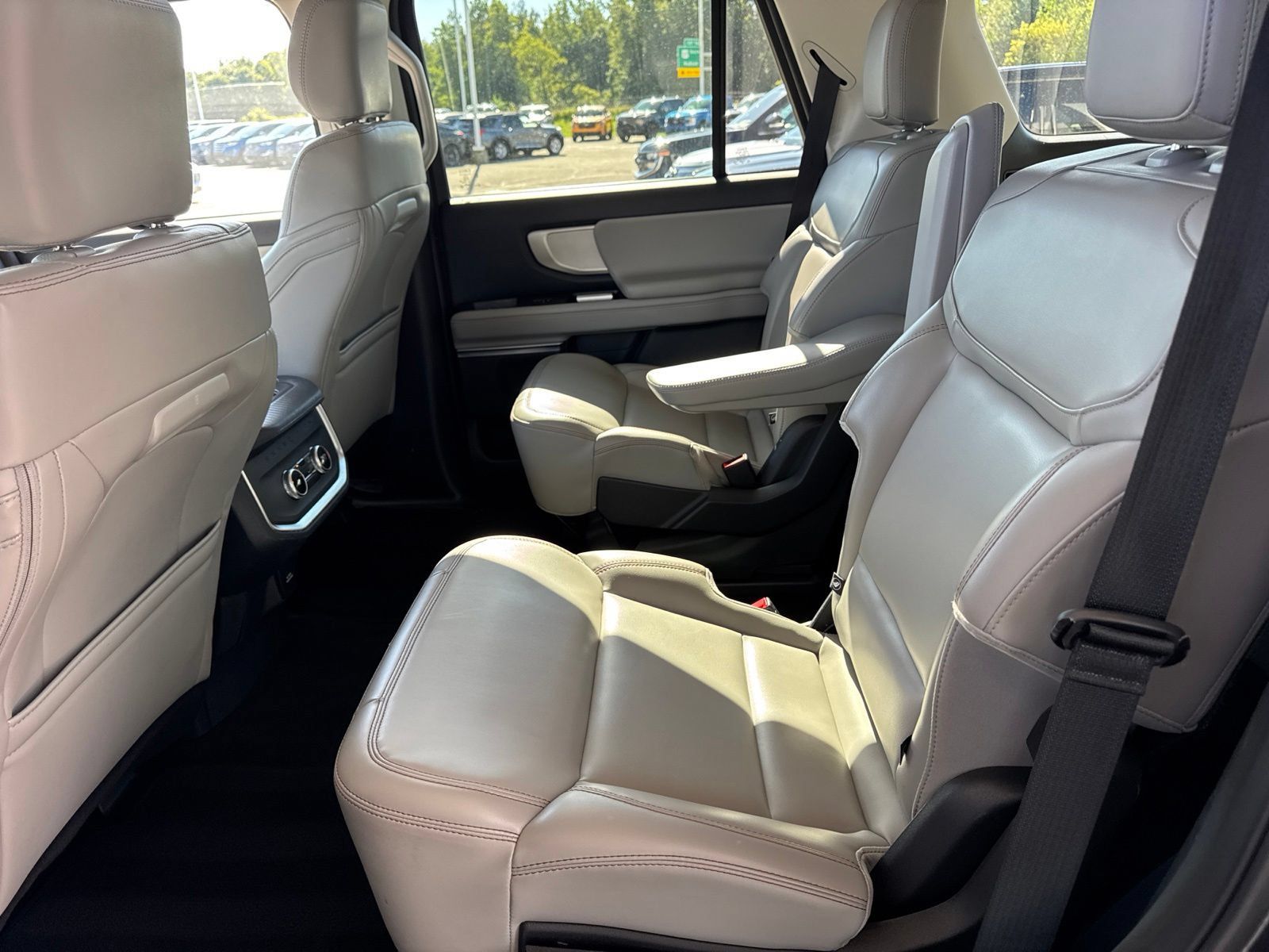 Used 2025 Ford Expedition Active AWD/4WD image 39