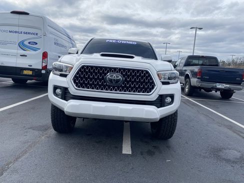 Used 2019 Toyota Tacoma TRD Sport image 2