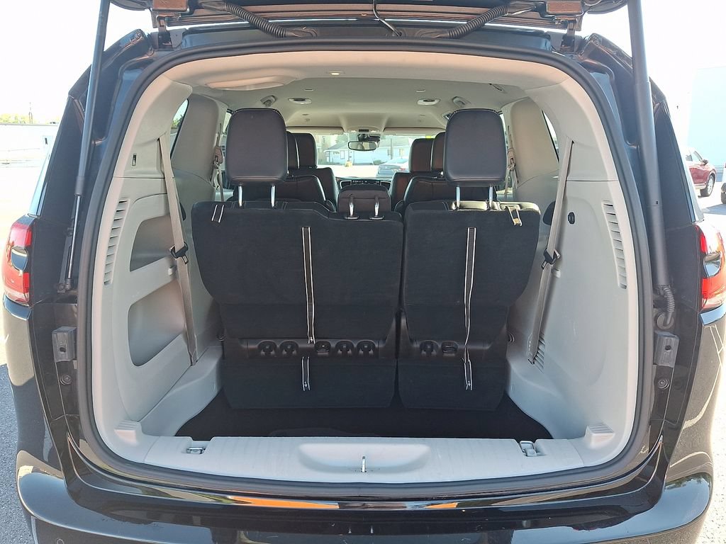 Used 2023 Chrysler Pacifica Touring-L FWD image 28