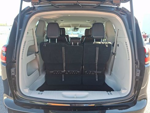 Used 2023 Chrysler Pacifica Touring-L FWD image 28
